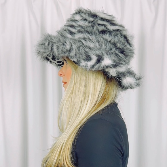 Vintage 2000’s Pamela Anderson Black + White Zebra Striped Faux Fur Bucket Hat - Picture 3 of 8
